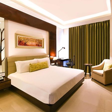 Отель Doubletree By Hilton Gurugram Baani Square Гургаон Экстерьер фото