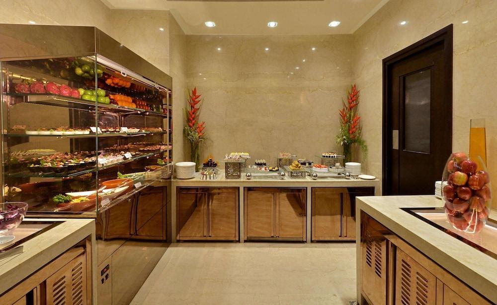 Отель Doubletree By Hilton Gurugram Baani Square Гургаон Экстерьер фото