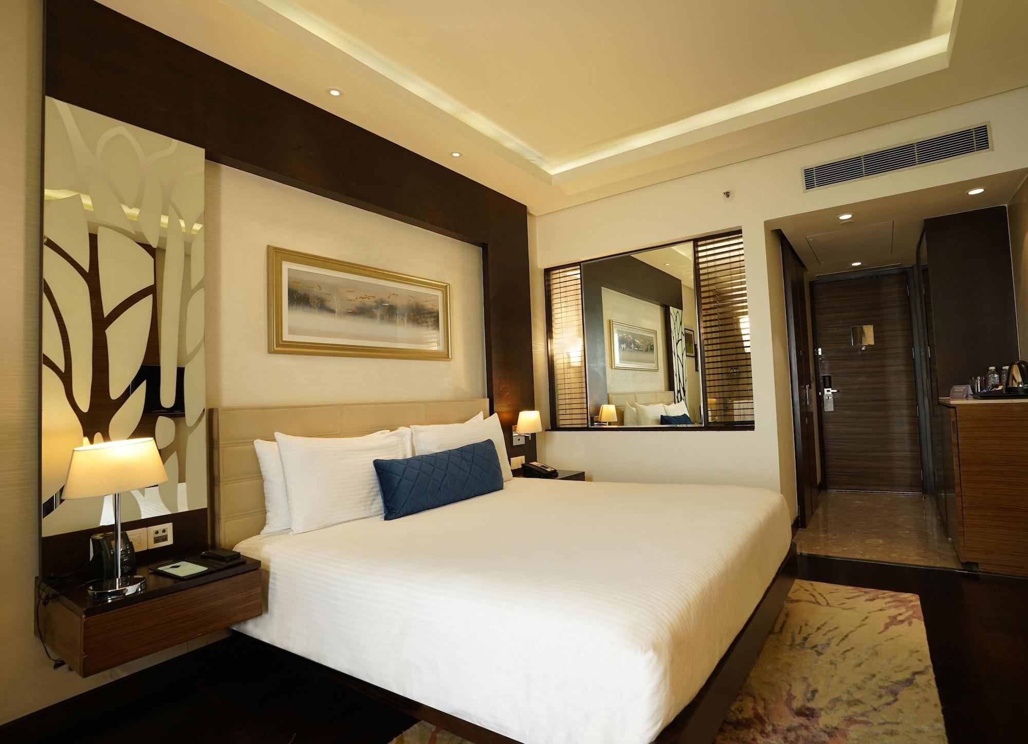 Отель Doubletree By Hilton Gurugram Baani Square Гургаон Экстерьер фото
