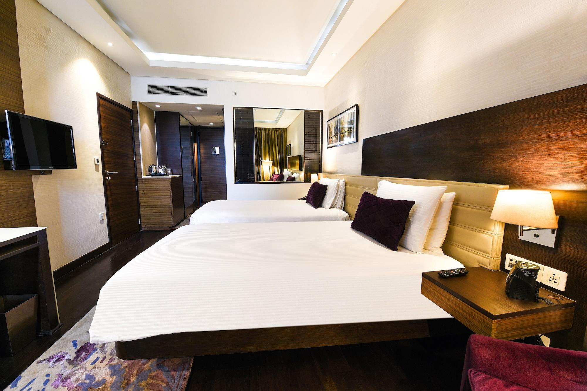 Отель Doubletree By Hilton Gurugram Baani Square Гургаон Экстерьер фото