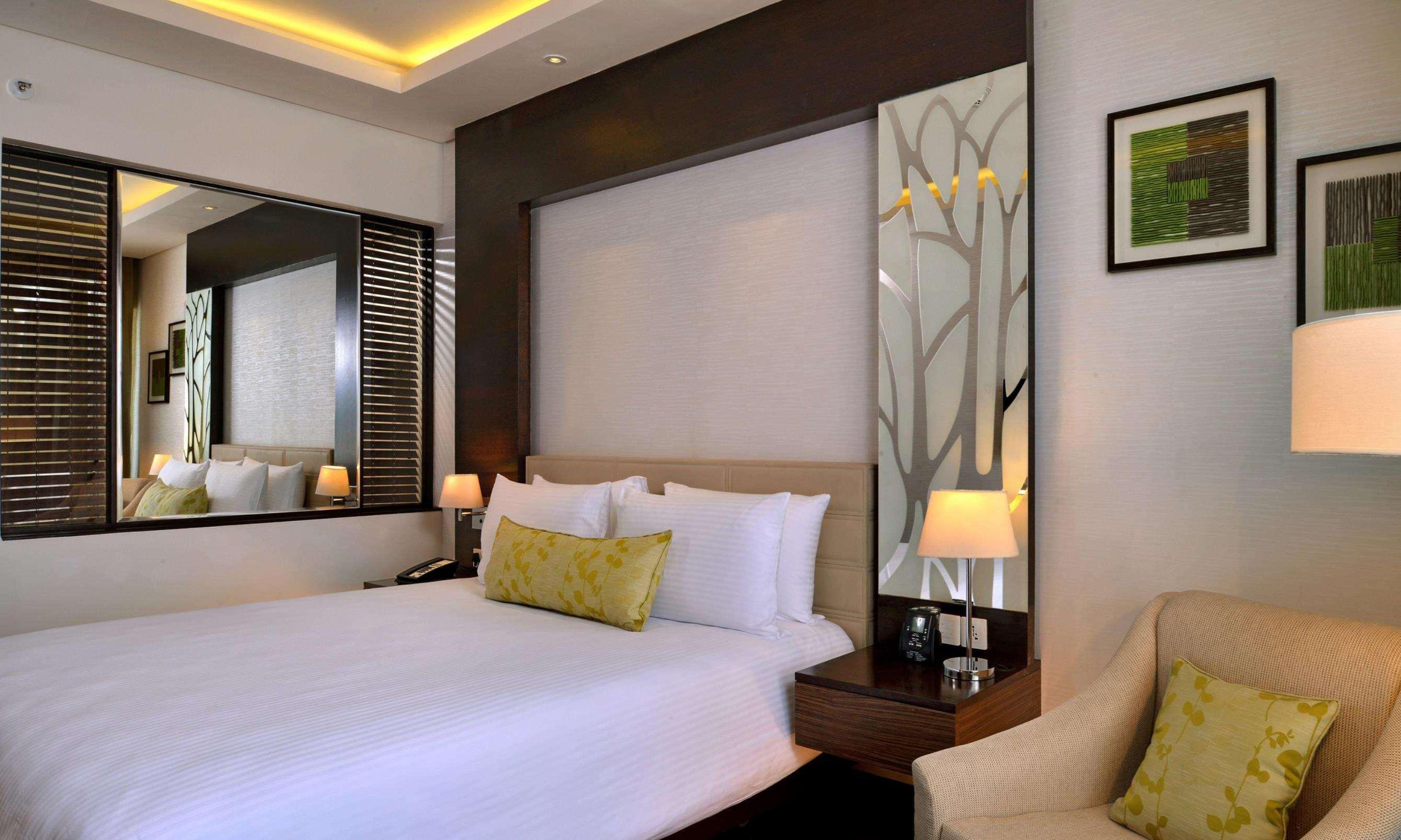 Отель Doubletree By Hilton Gurugram Baani Square Гургаон Экстерьер фото