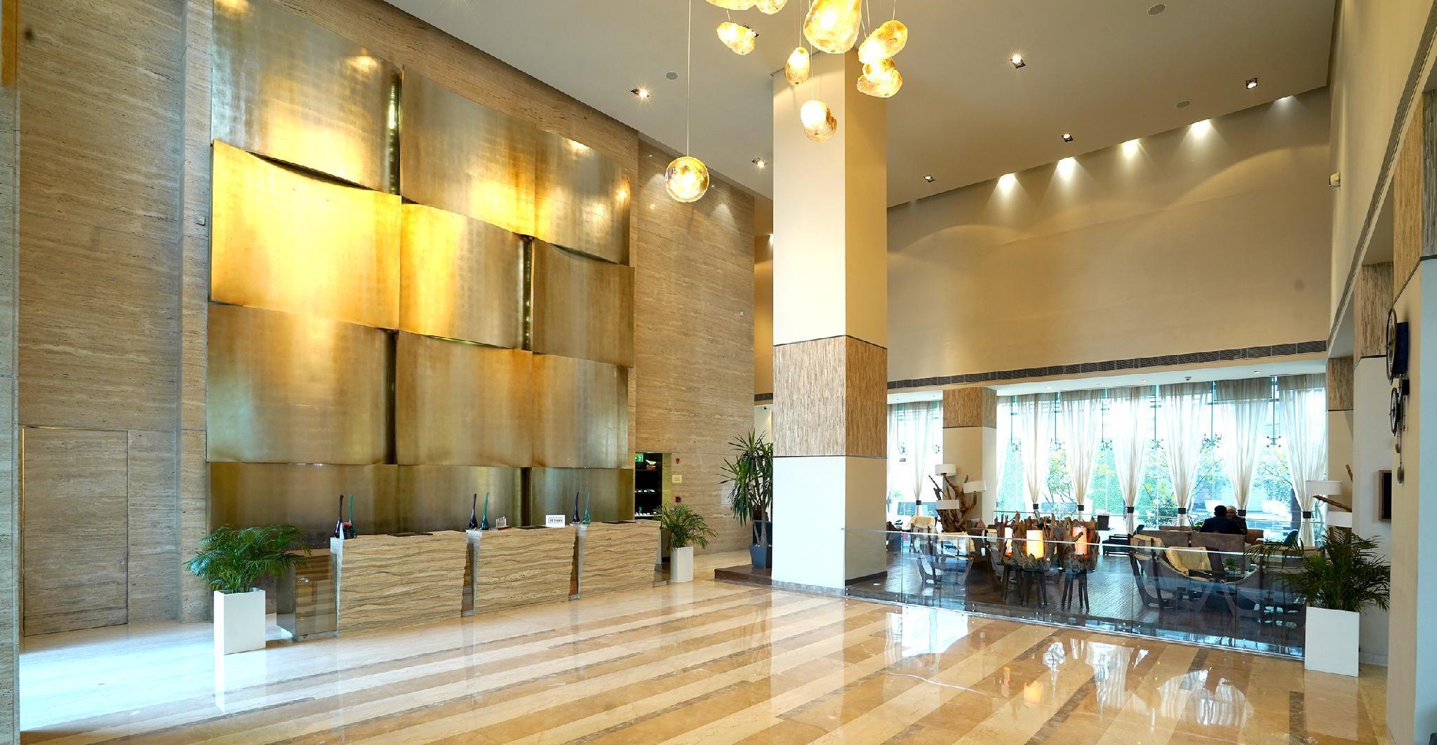 Отель Doubletree By Hilton Gurugram Baani Square Гургаон Экстерьер фото