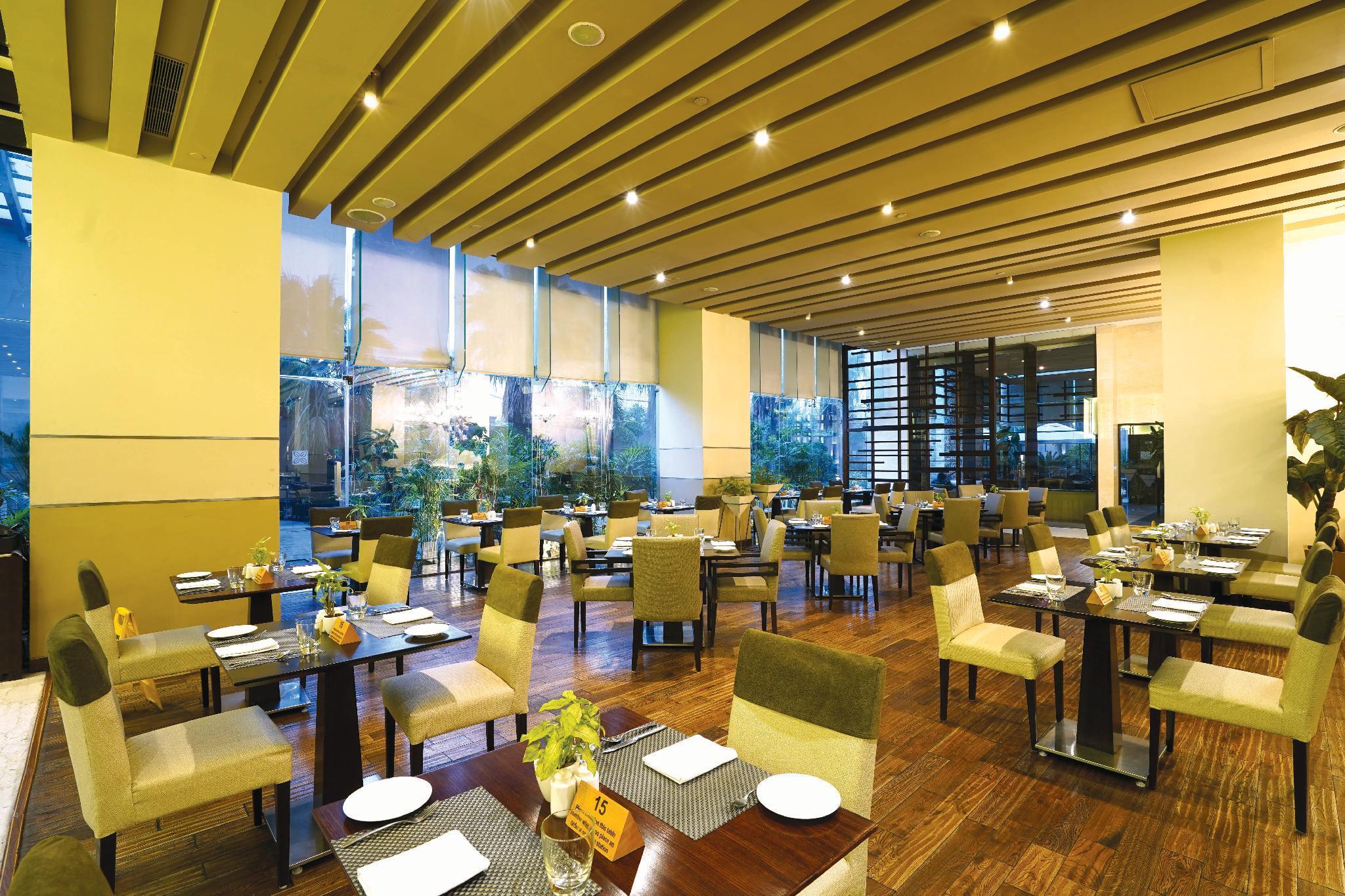 Отель Doubletree By Hilton Gurugram Baani Square Гургаон Экстерьер фото