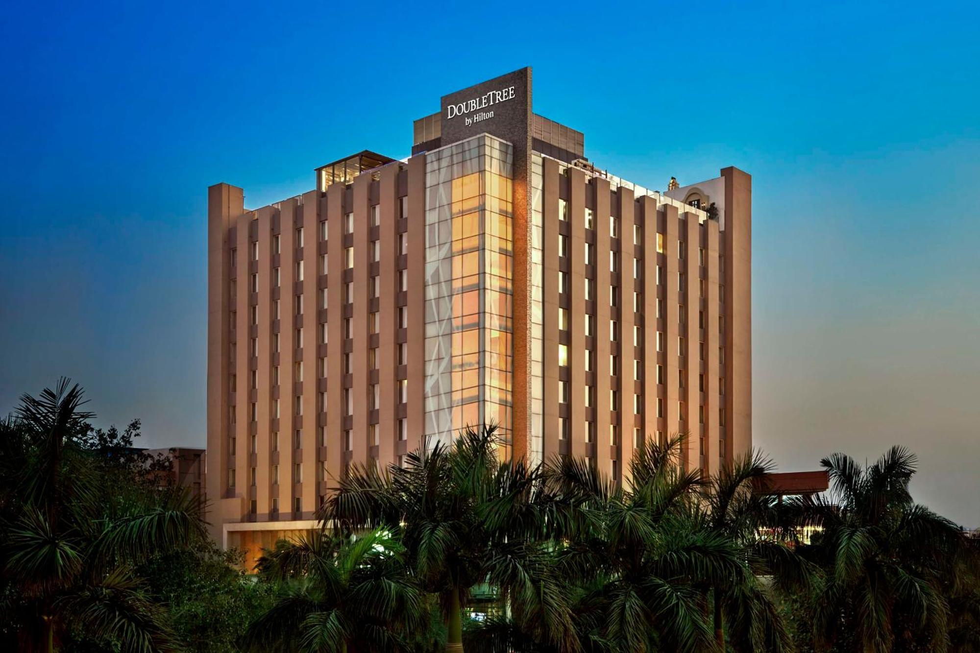 Отель Doubletree By Hilton Gurugram Baani Square Гургаон Экстерьер фото