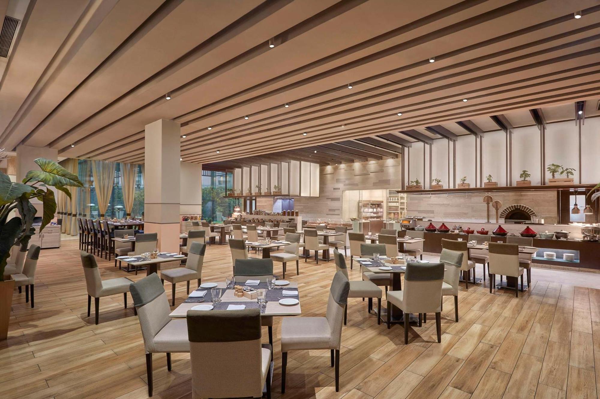 Отель Doubletree By Hilton Gurugram Baani Square Гургаон Экстерьер фото
