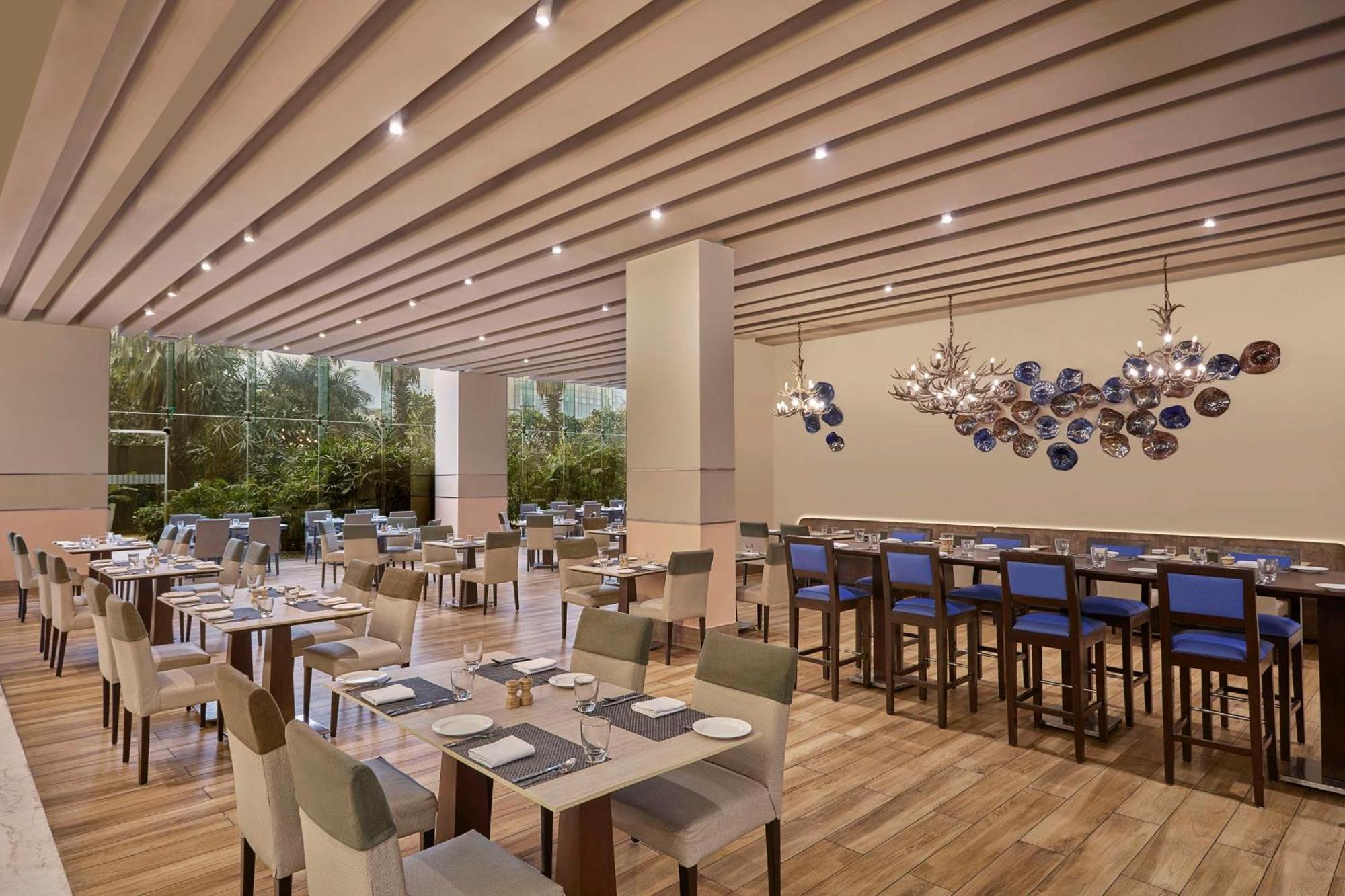 Отель Doubletree By Hilton Gurugram Baani Square Гургаон Экстерьер фото