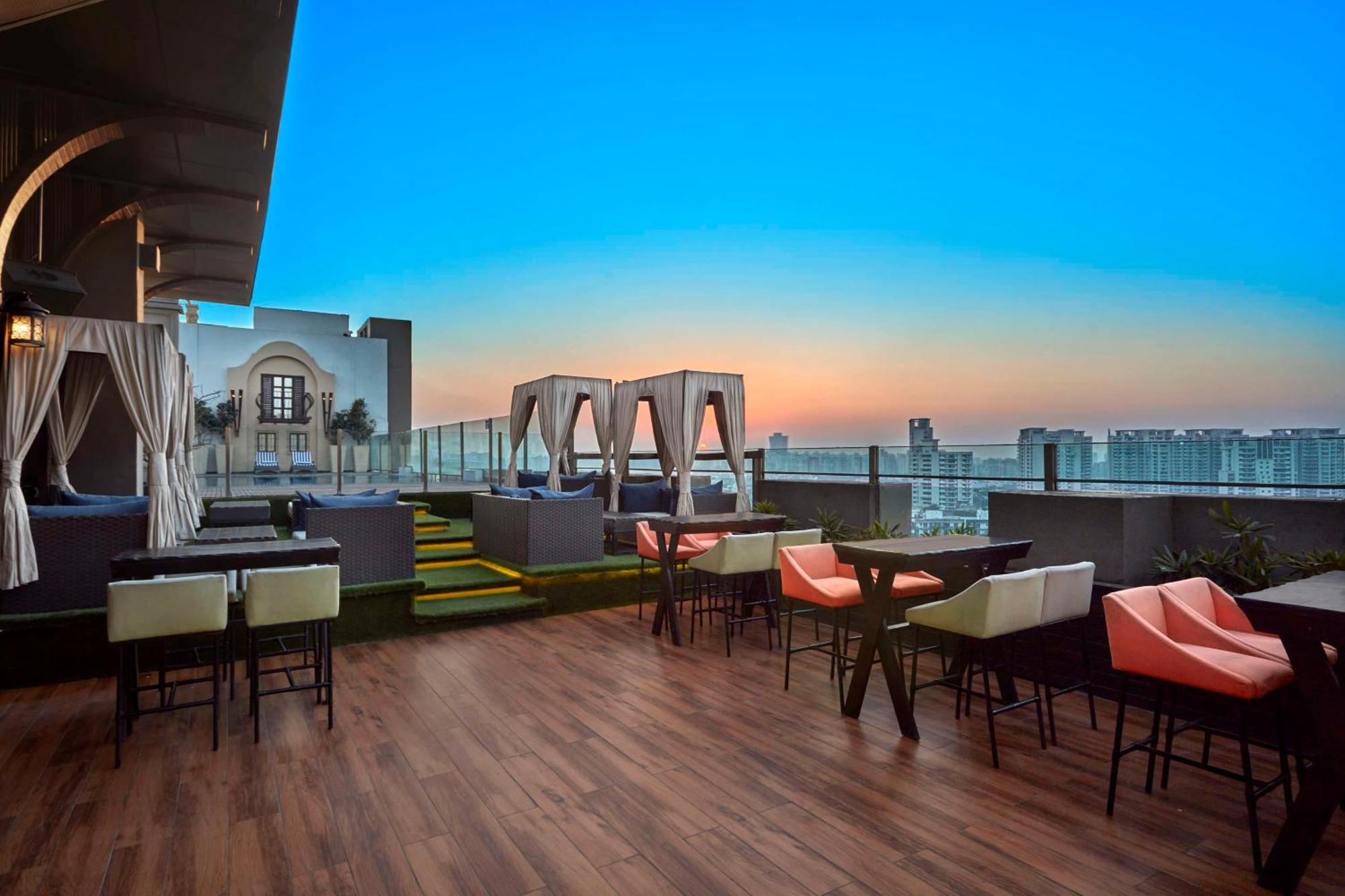 Отель Doubletree By Hilton Gurugram Baani Square Гургаон Экстерьер фото