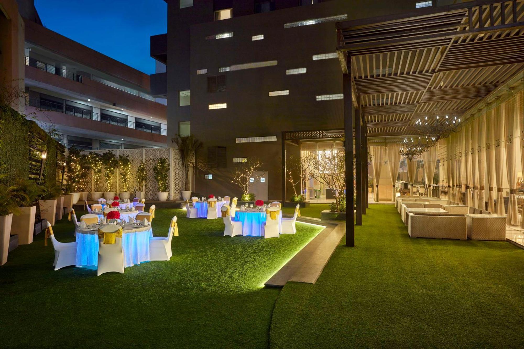 Отель Doubletree By Hilton Gurugram Baani Square Гургаон Экстерьер фото