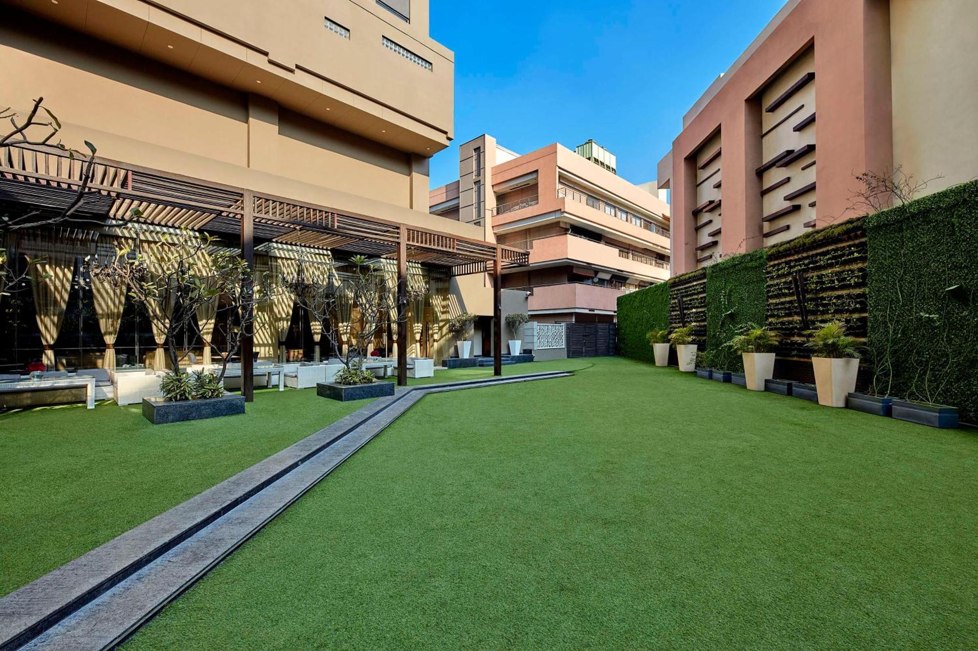 Отель Doubletree By Hilton Gurugram Baani Square Гургаон Экстерьер фото