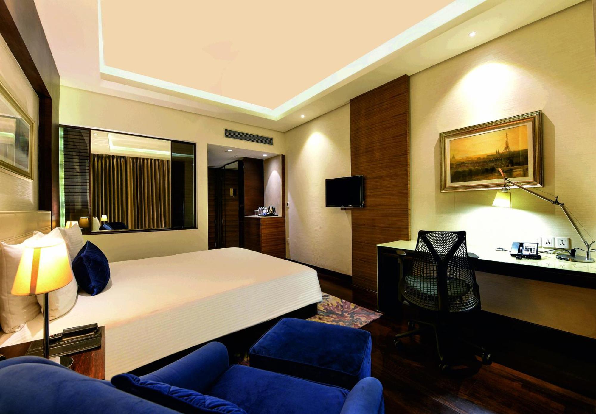 Отель Doubletree By Hilton Gurugram Baani Square Гургаон Экстерьер фото