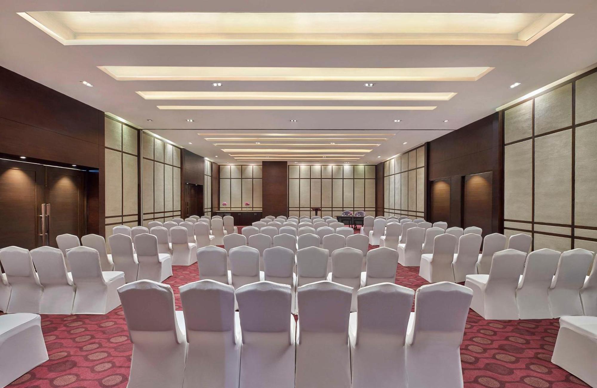 Отель Doubletree By Hilton Gurugram Baani Square Гургаон Экстерьер фото