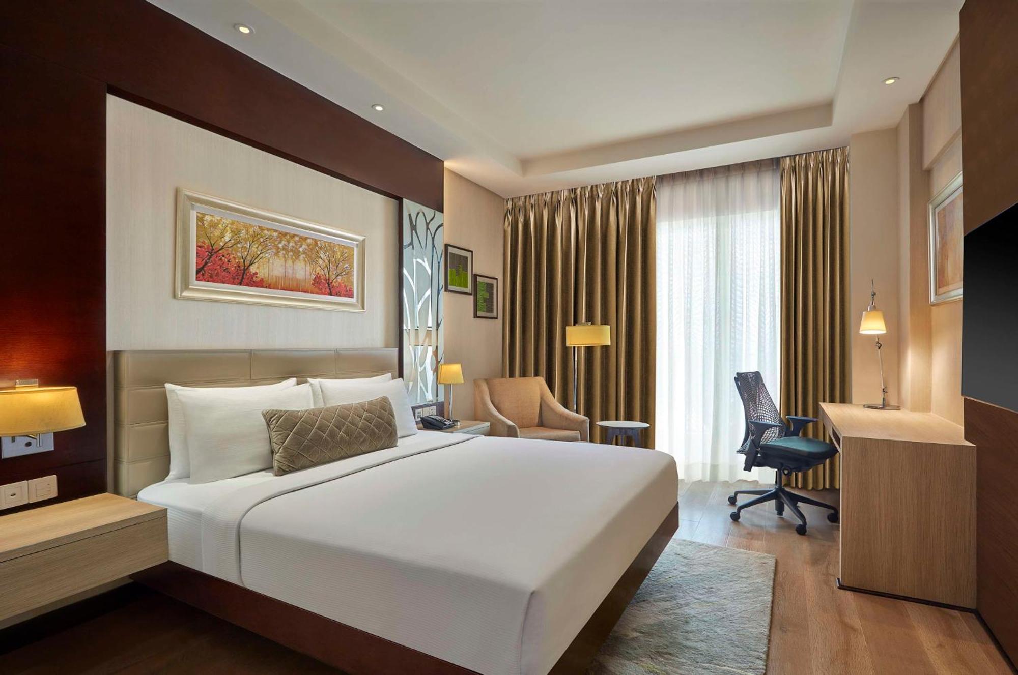 Отель Doubletree By Hilton Gurugram Baani Square Гургаон Экстерьер фото