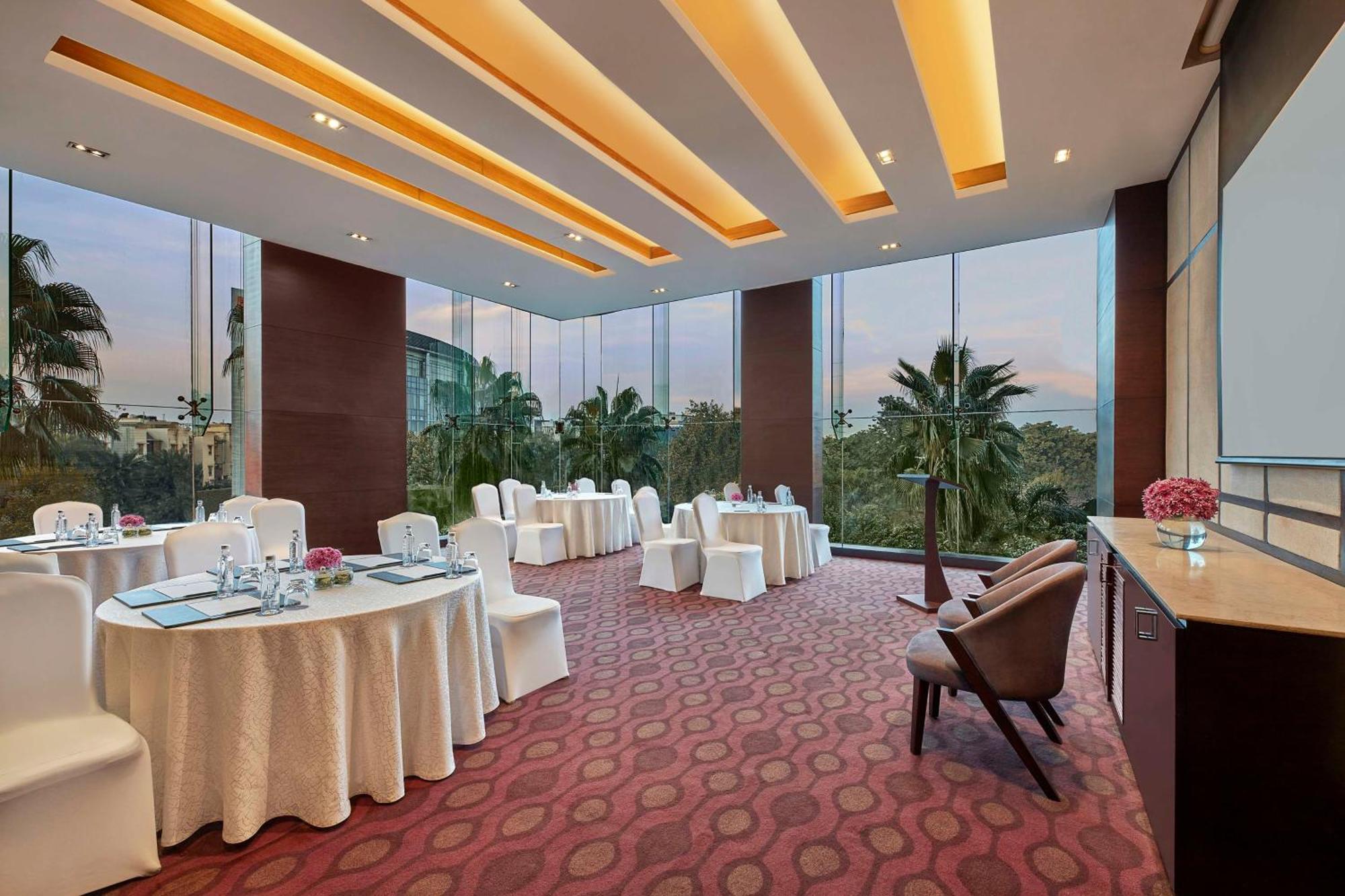 Отель Doubletree By Hilton Gurugram Baani Square Гургаон Экстерьер фото