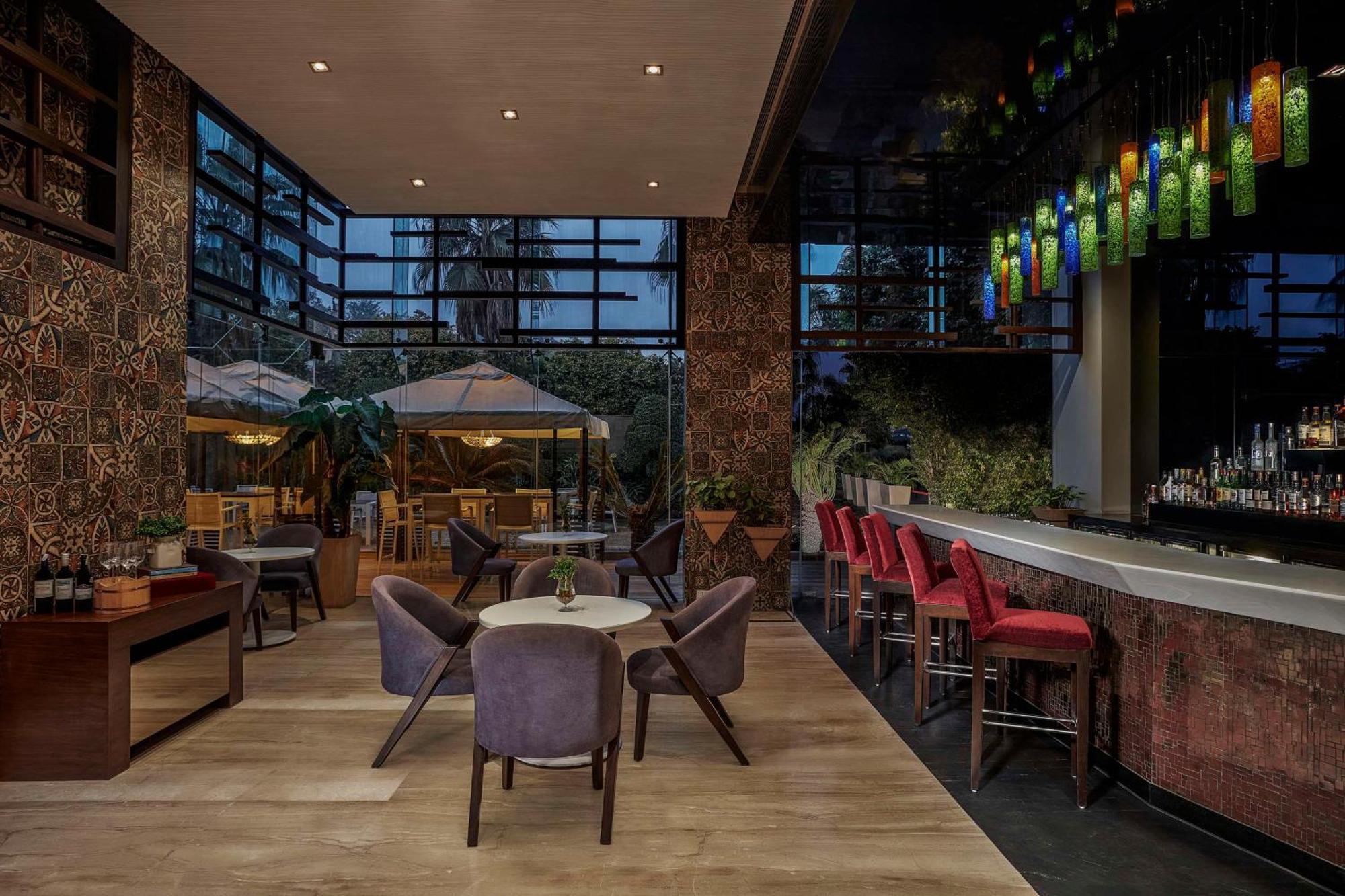Отель Doubletree By Hilton Gurugram Baani Square Гургаон Экстерьер фото