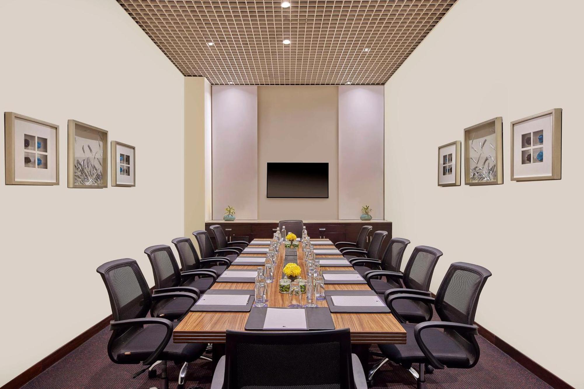 Отель Doubletree By Hilton Gurugram Baani Square Гургаон Экстерьер фото