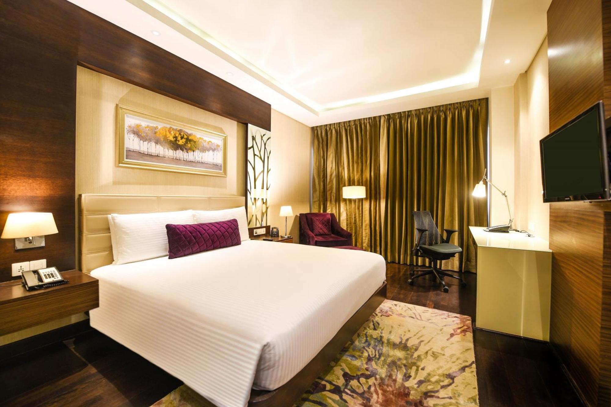 Отель Doubletree By Hilton Gurugram Baani Square Гургаон Экстерьер фото
