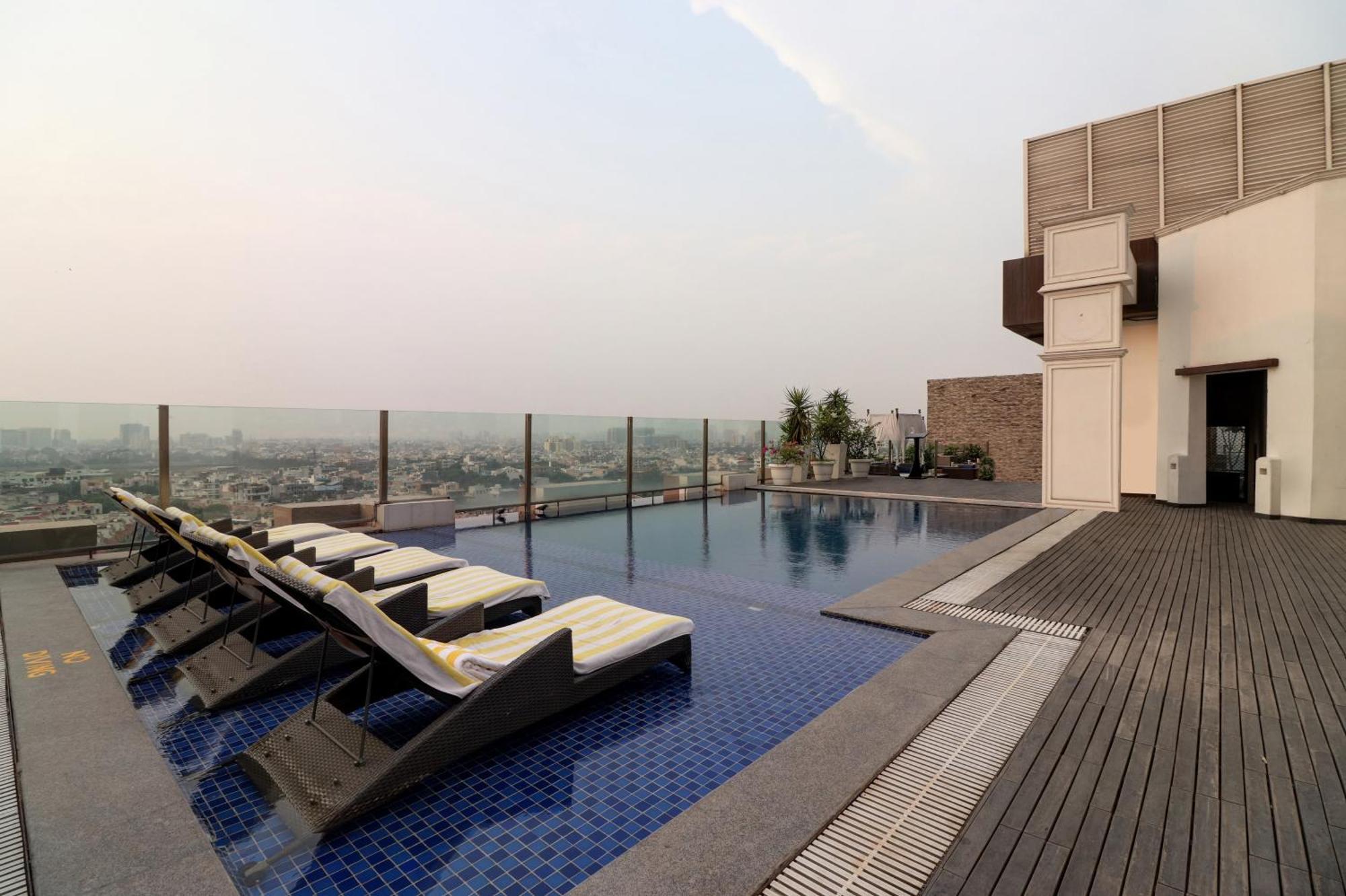 Отель Doubletree By Hilton Gurugram Baani Square Гургаон Экстерьер фото