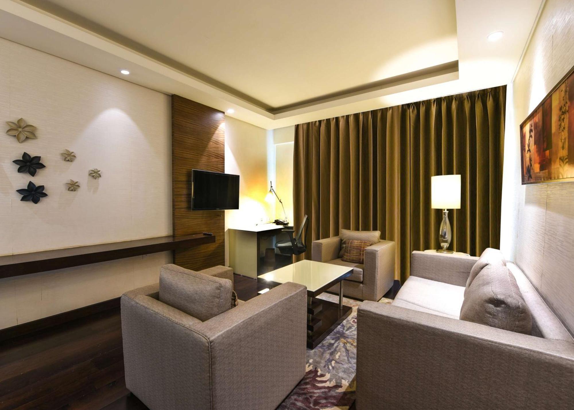 Отель Doubletree By Hilton Gurugram Baani Square Гургаон Экстерьер фото