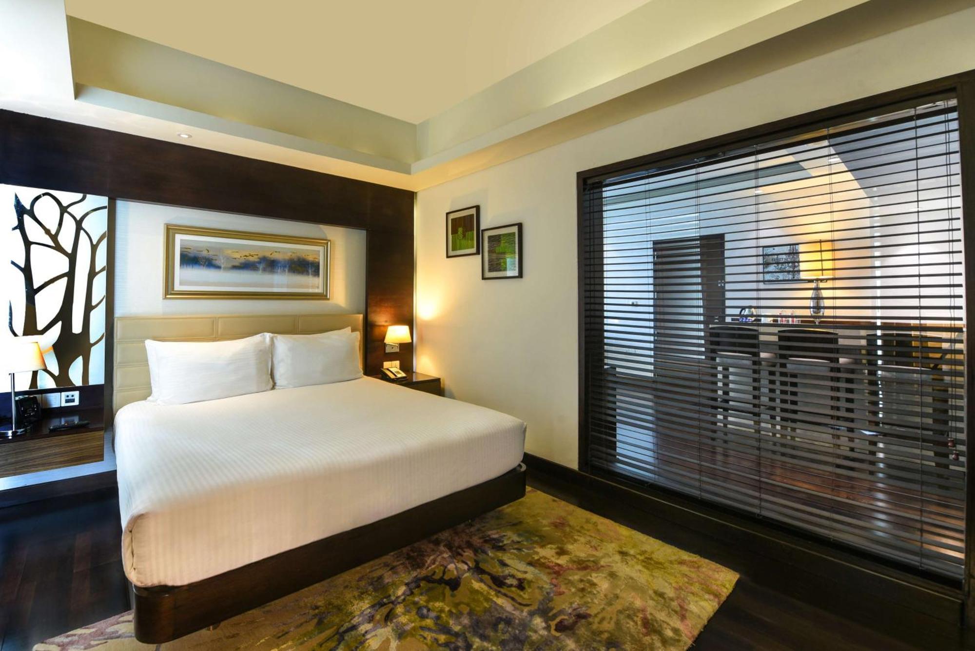 Отель Doubletree By Hilton Gurugram Baani Square Гургаон Экстерьер фото