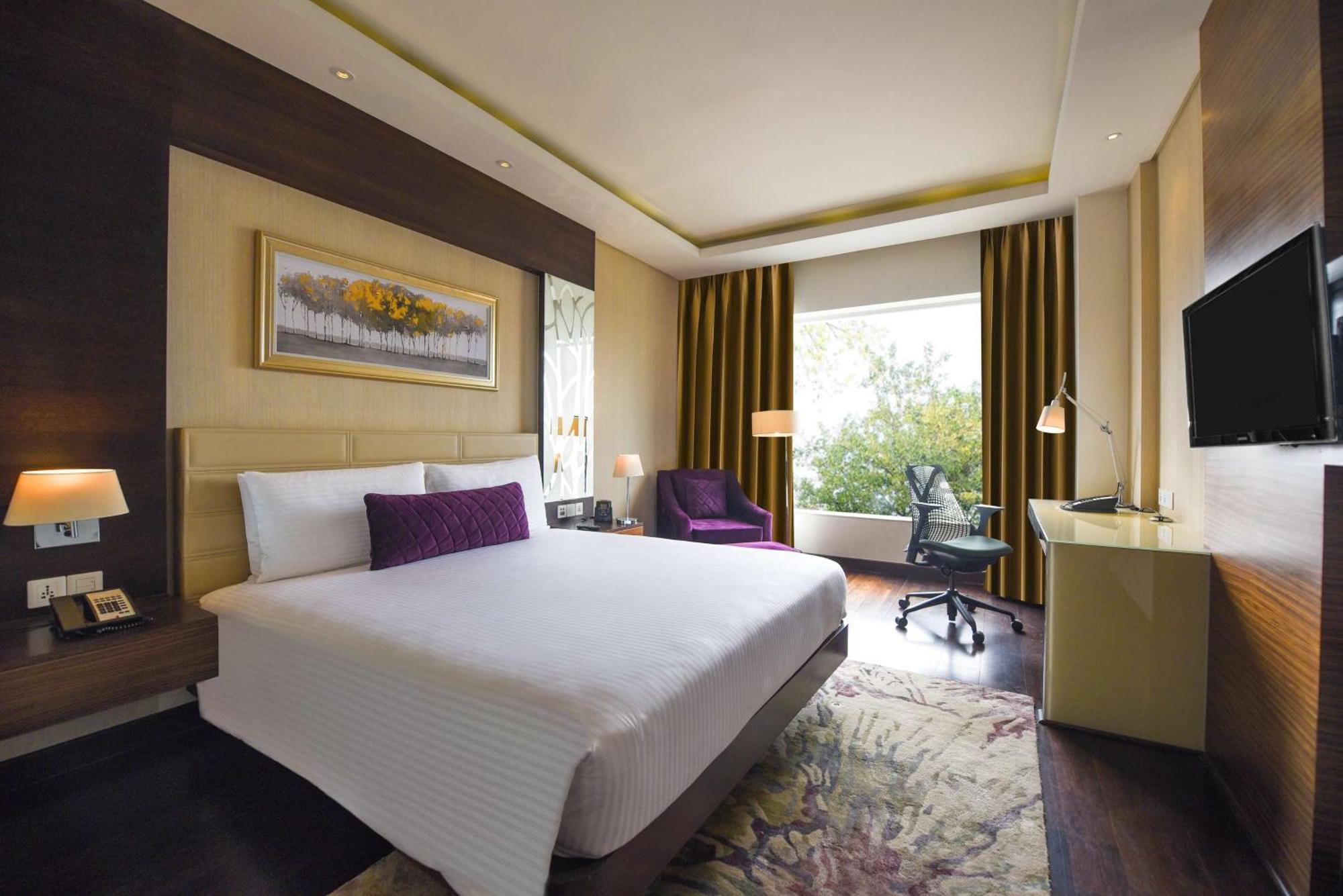 Отель Doubletree By Hilton Gurugram Baani Square Гургаон Экстерьер фото