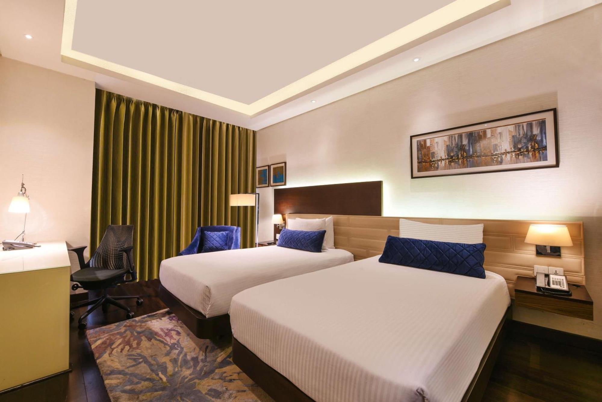 Отель Doubletree By Hilton Gurugram Baani Square Гургаон Экстерьер фото