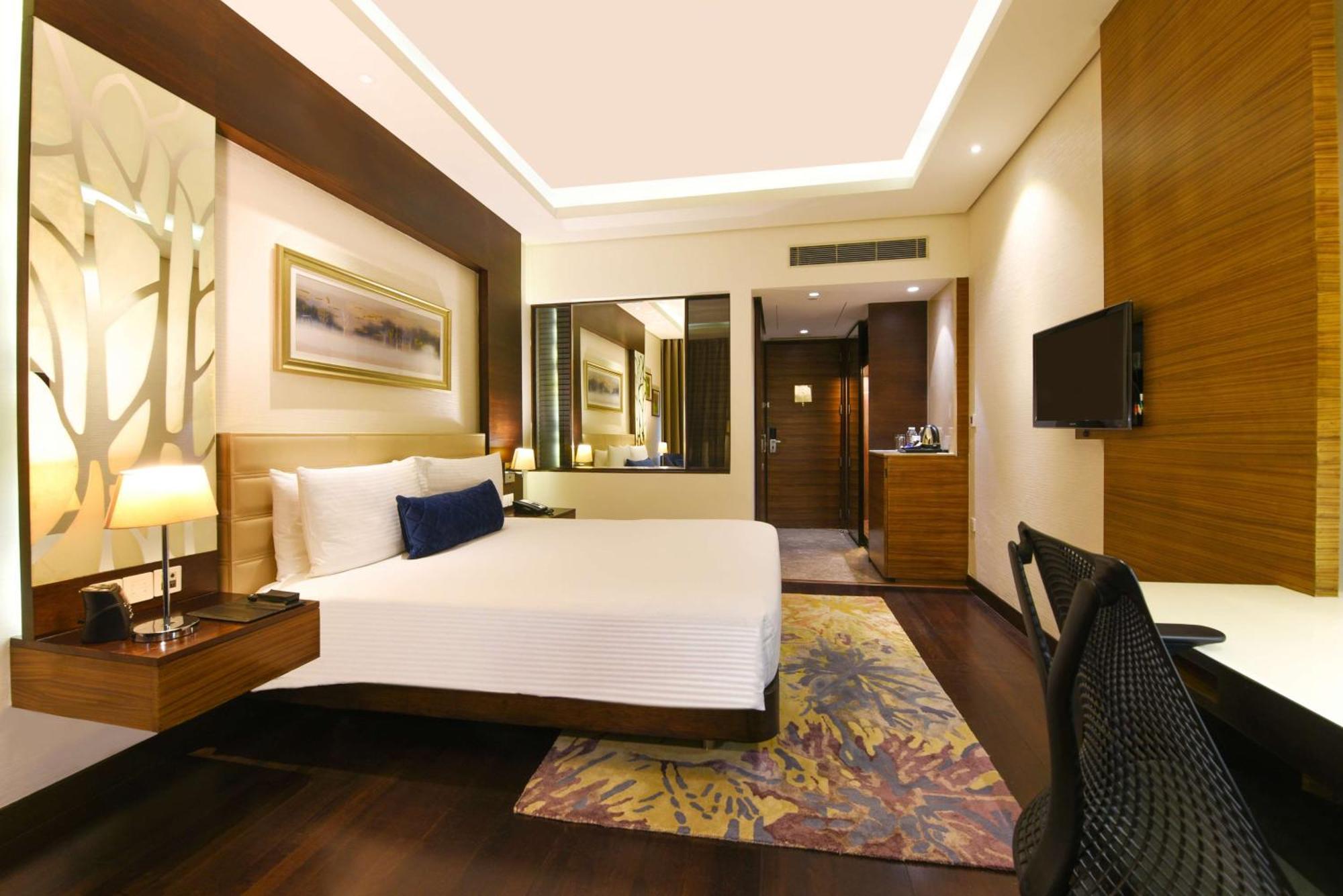 Отель Doubletree By Hilton Gurugram Baani Square Гургаон Экстерьер фото