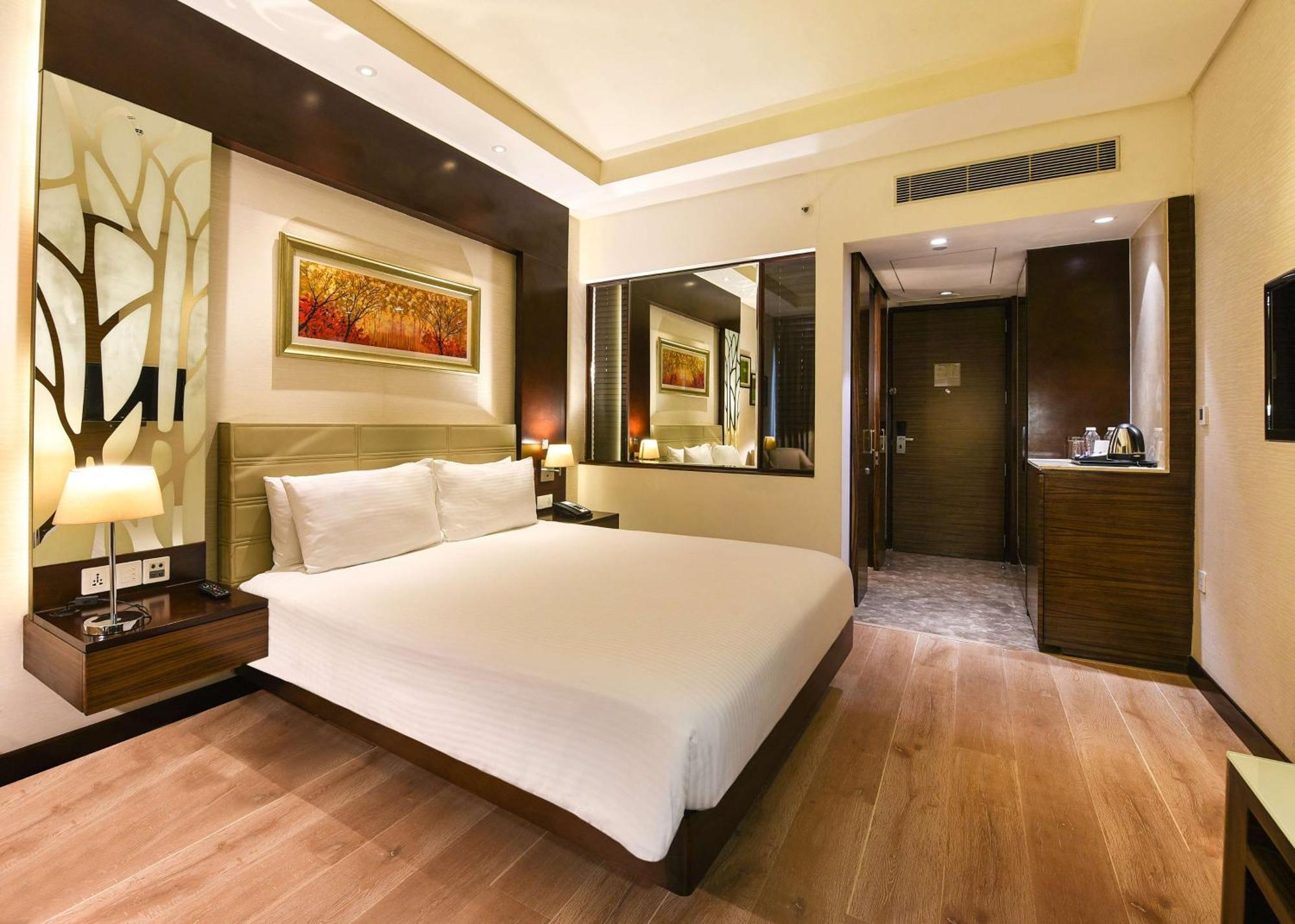 Отель Doubletree By Hilton Gurugram Baani Square Гургаон Экстерьер фото