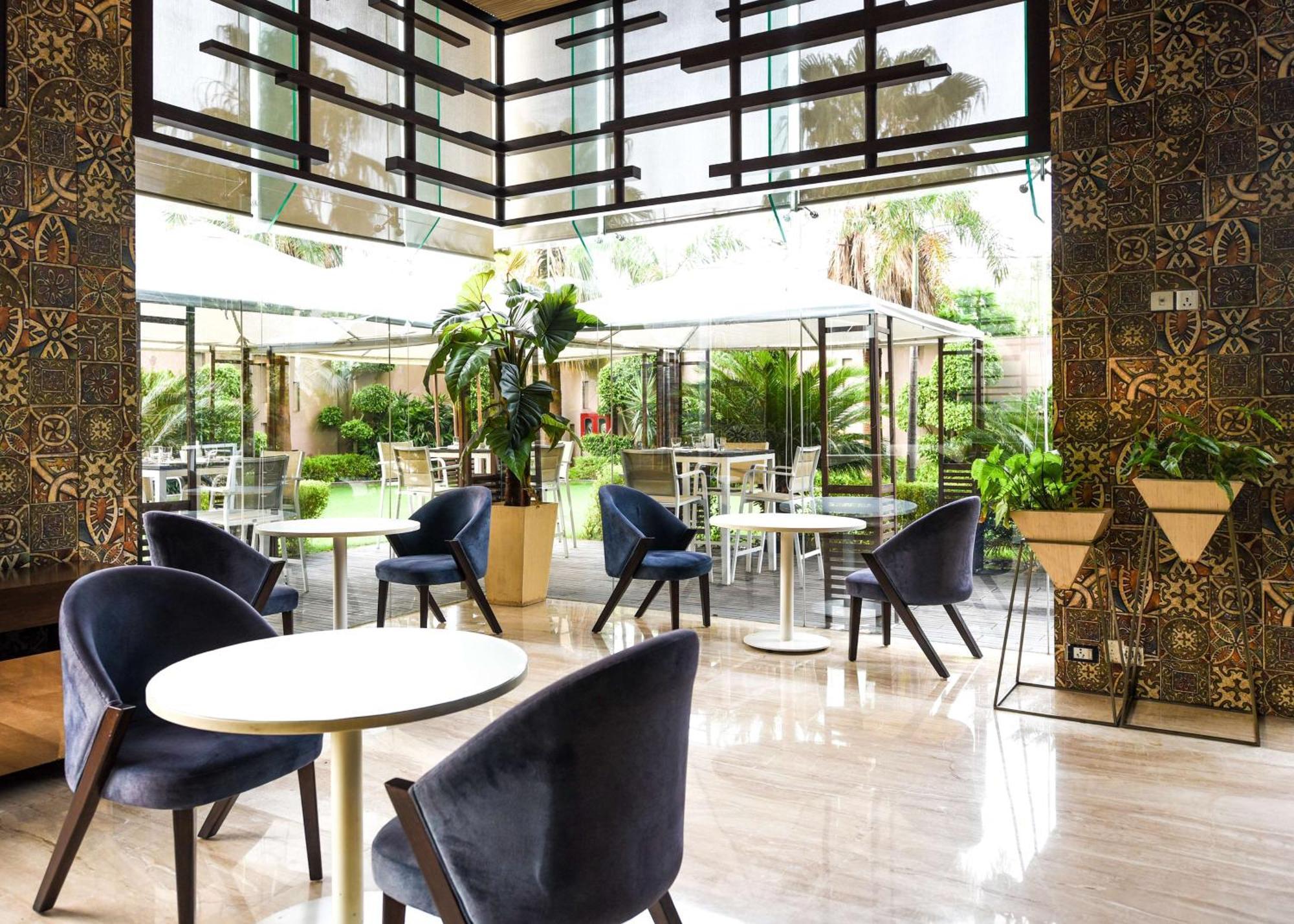 Отель Doubletree By Hilton Gurugram Baani Square Гургаон Экстерьер фото