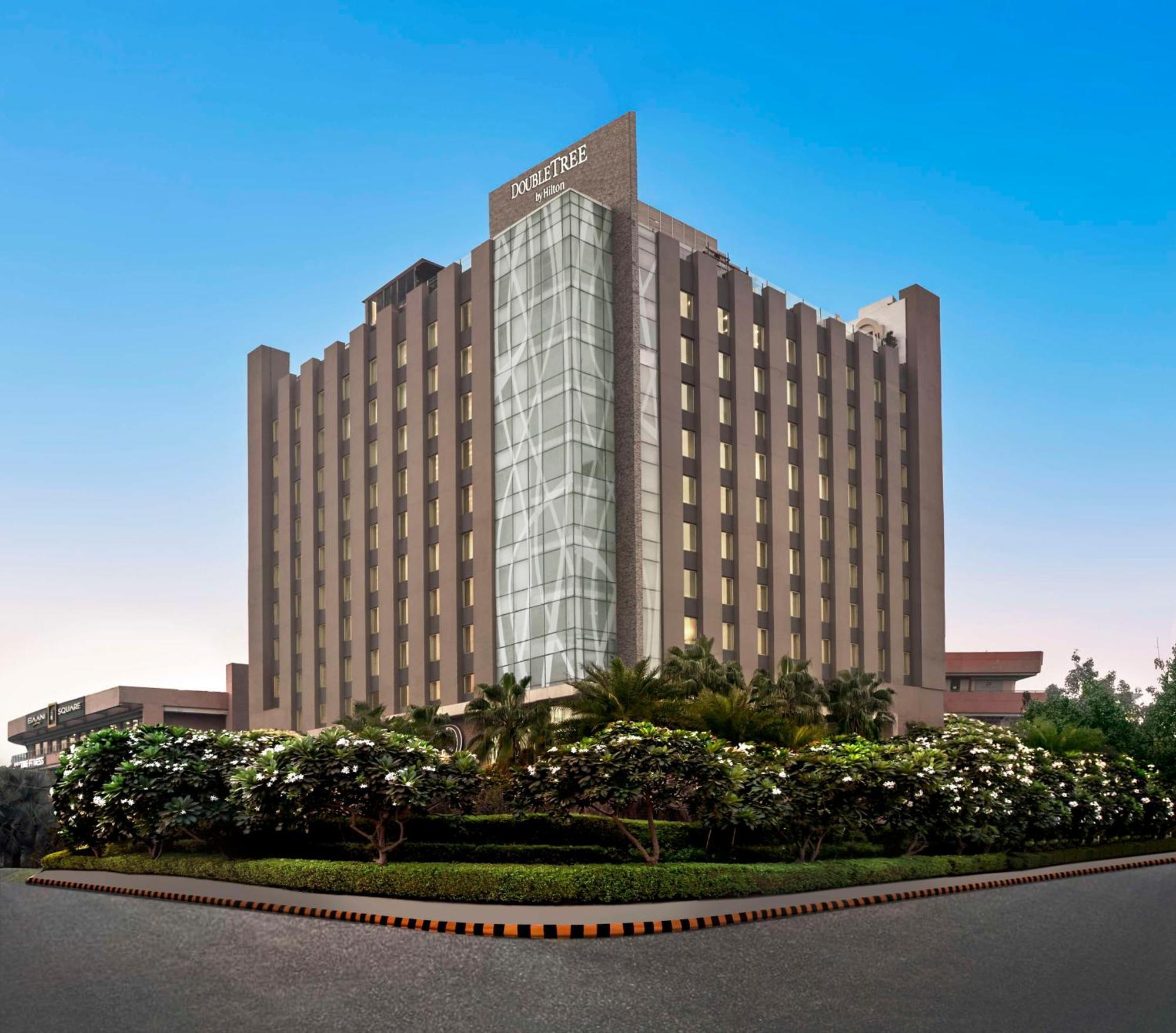 Отель Doubletree By Hilton Gurugram Baani Square Гургаон Экстерьер фото