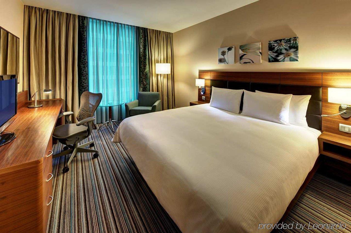 Отель Doubletree By Hilton Gurugram Baani Square Гургаон Номер фото